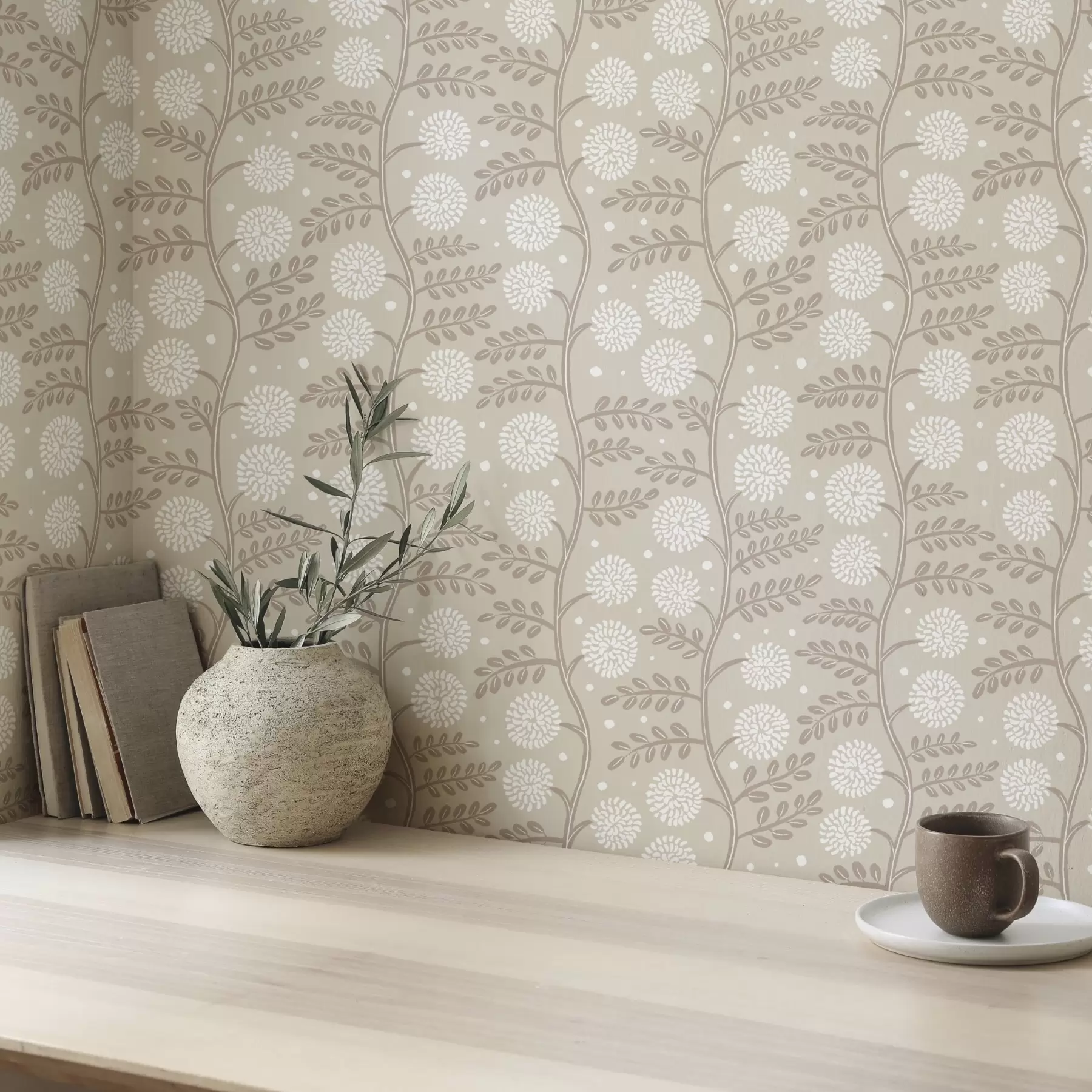 Valokuvatapetti Beiget varret, joissa on valkoisia pörröisiä kukkia ja pehmeitä pisteitä a00997