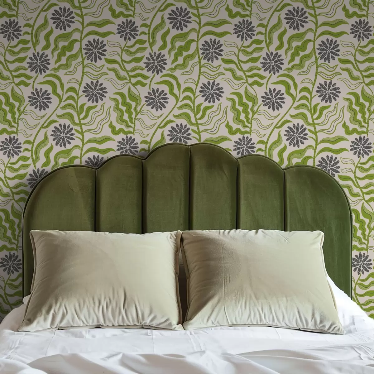 Taustakuva Leikkisät vihreät koiranputket aaltoilevilla lehdillä kermanvärisellä taustalla a00998