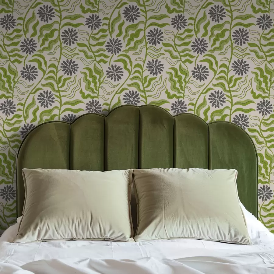 Valokuvatapetti Leikkisät vihreät koiranputket aaltoilevilla lehdillä kermanvärisellä taustalla a00998