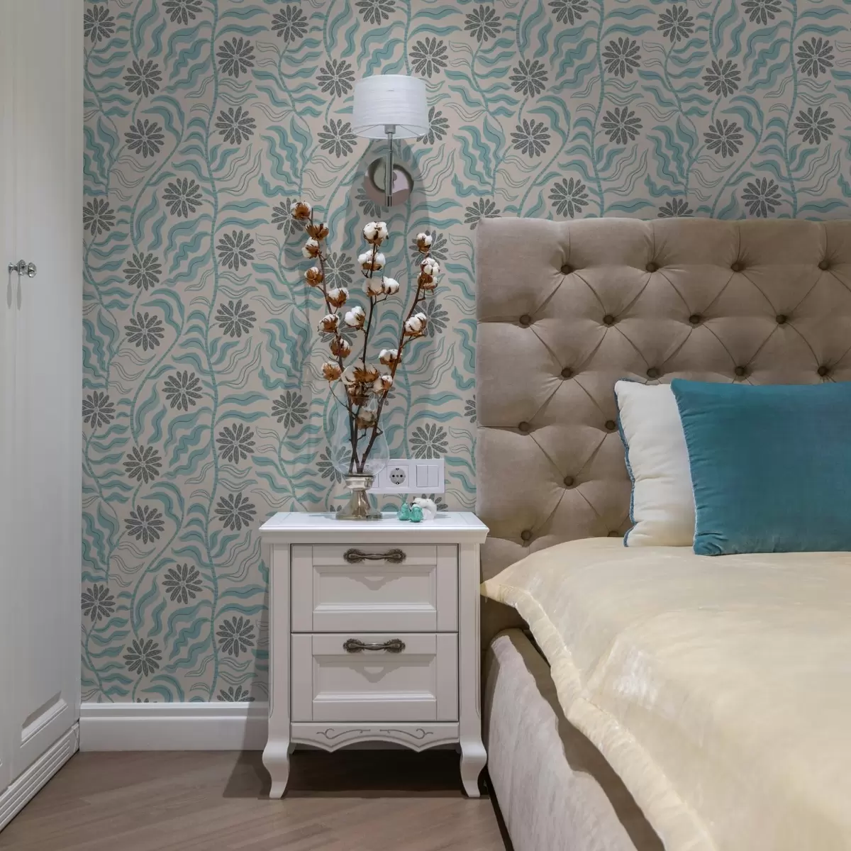 Taustakuva Abstraktit kukat ja aaltoilevat lehdet pehmeissä sinisissä sävyissä a00998v1