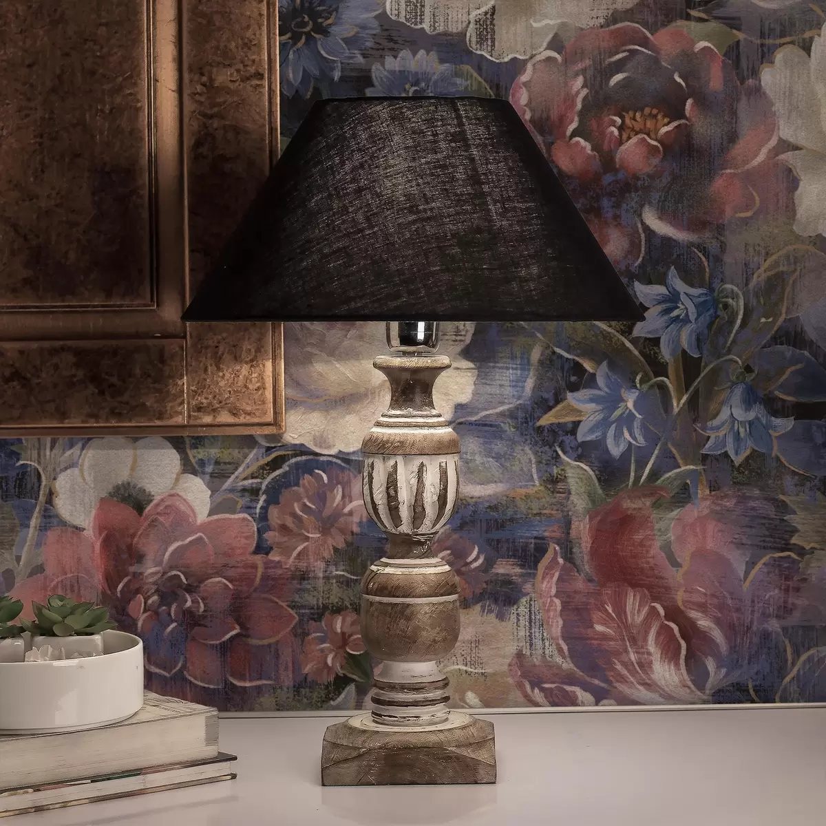 Taustakuva Maalauksellinen kukkakimppu suurista kukista syvän indigonvärisellä taustalla a01021