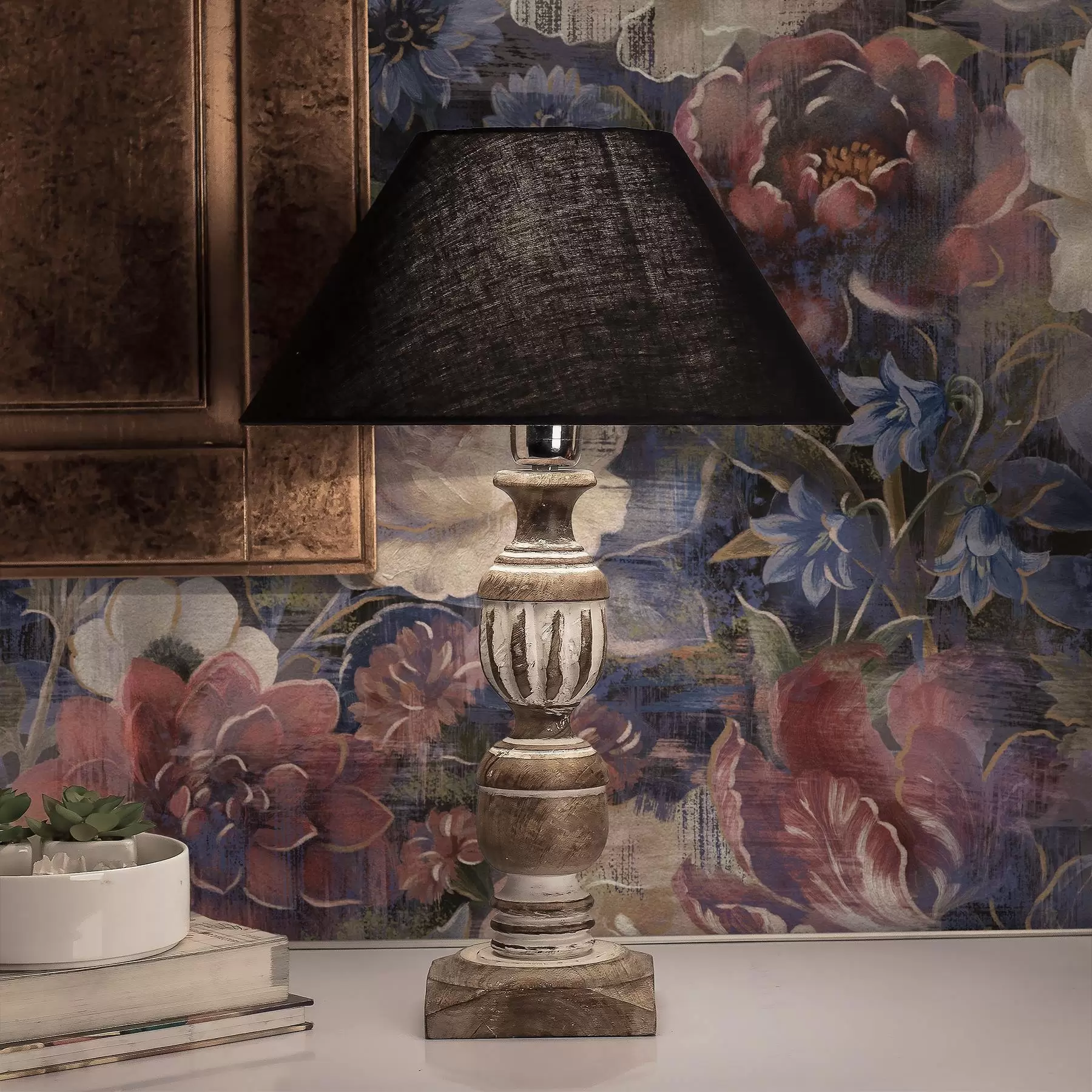 Valokuvatapetti Maalauksellinen kukkakimppu suurista kukista syvän indigonvärisellä taustalla a01021