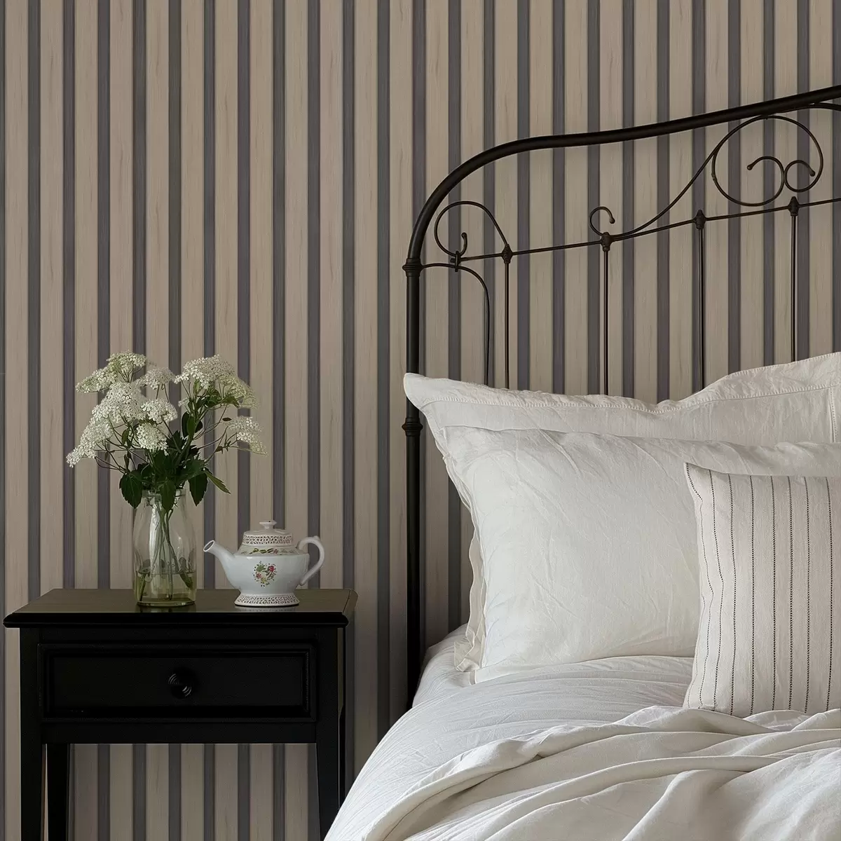 Taustakuva Beiget puulankut, joissa tummat pystysuorat raidat a01054v2