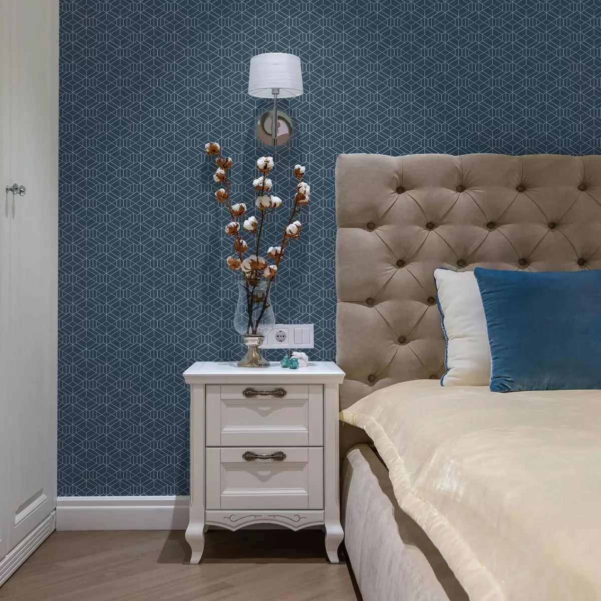 Taustakuva Sininen tausta, jossa valkoiset lineaariset kuutiot ruudukossa a01067v1