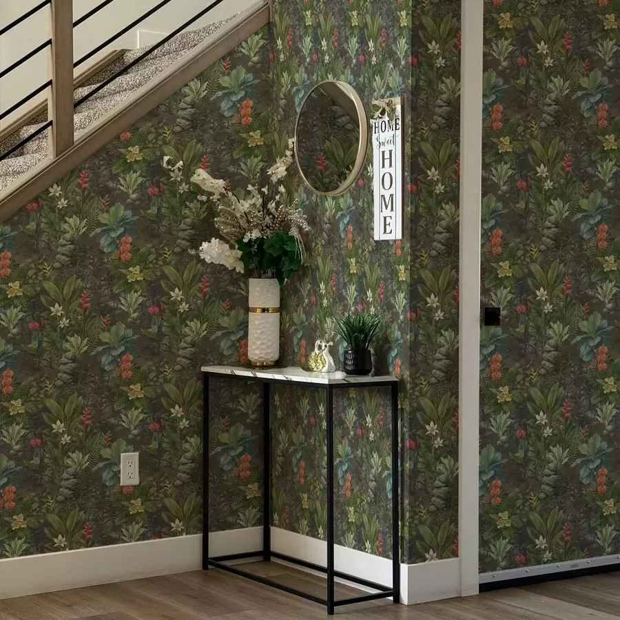 Valokuvatapetti Tumma trooppinen puutarha, jossa on kirkkaita kukkia ja lehtien a01079