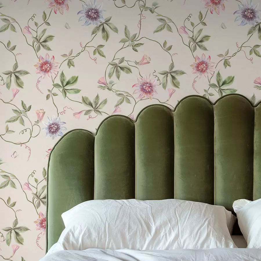 Valokuvatapetti Kuvio, jossa on eksoottisia kukkia ja viiniköynnöksiä a01131