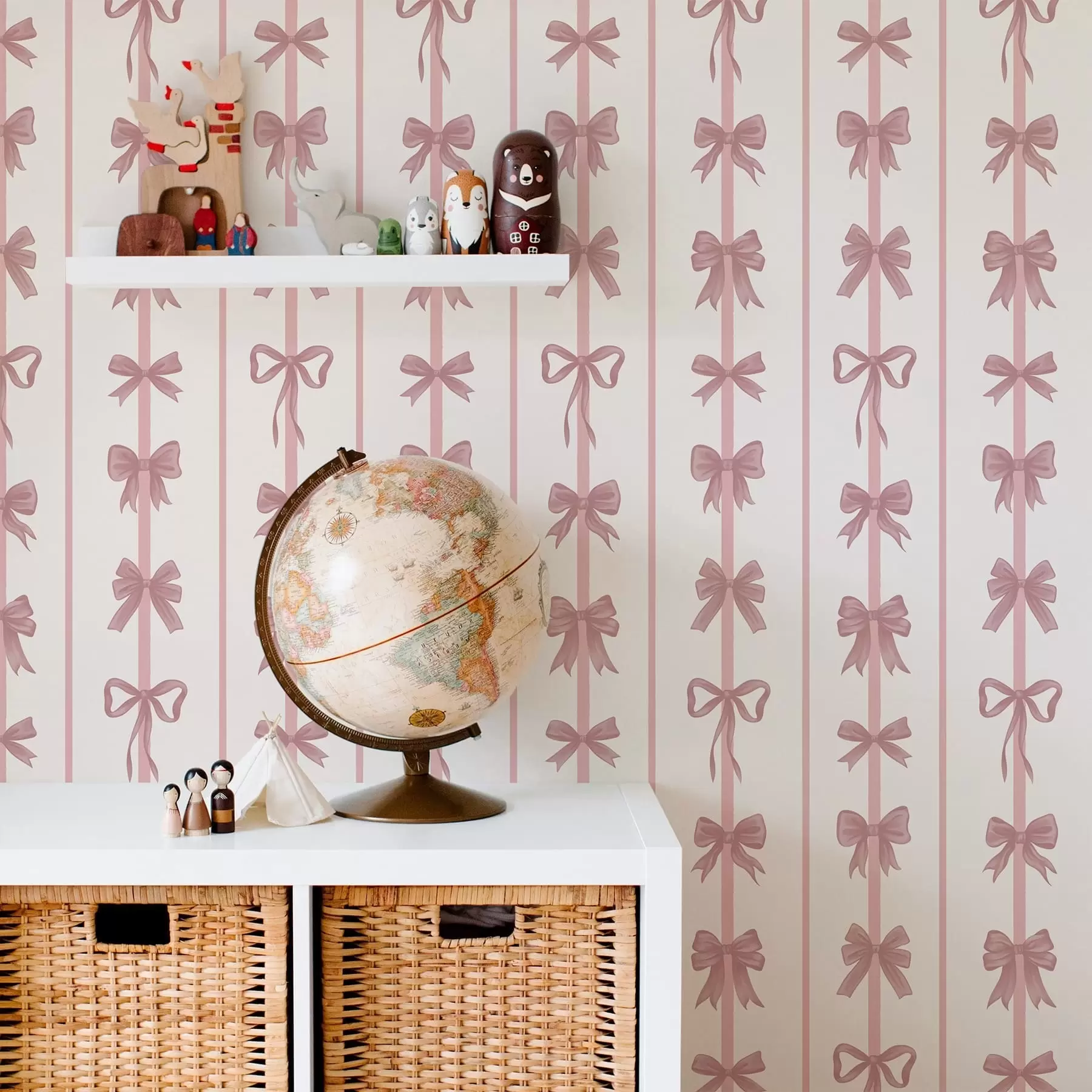 Valokuvatapetti Vaalealla taustalla olevat vaaleanpunaiset rusetit pystysuorissa raidoissa a01075