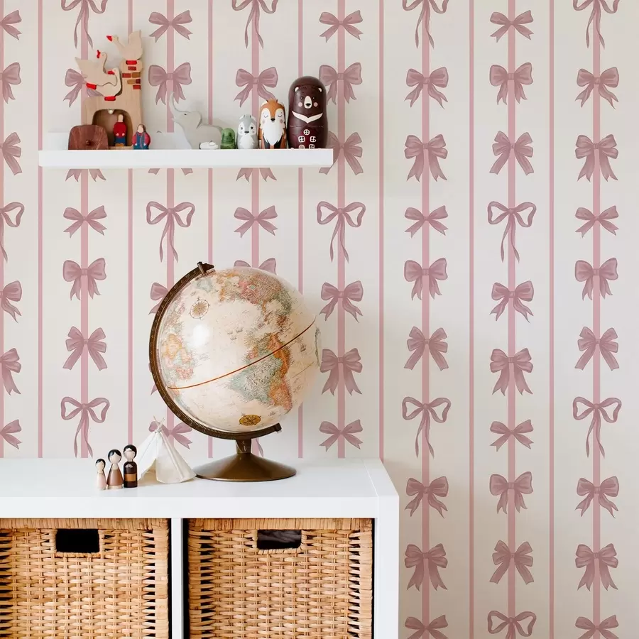 Valokuvatapetti Vaalealla taustalla olevat vaaleanpunaiset rusetit pystysuorissa raidoissa a01075