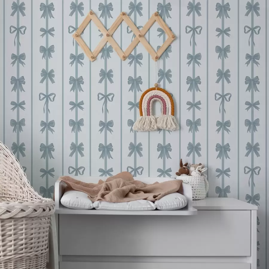 Valokuvatapetti Siniset rusetit raidallisella kuviolla vaalealla taustalla a01075v2