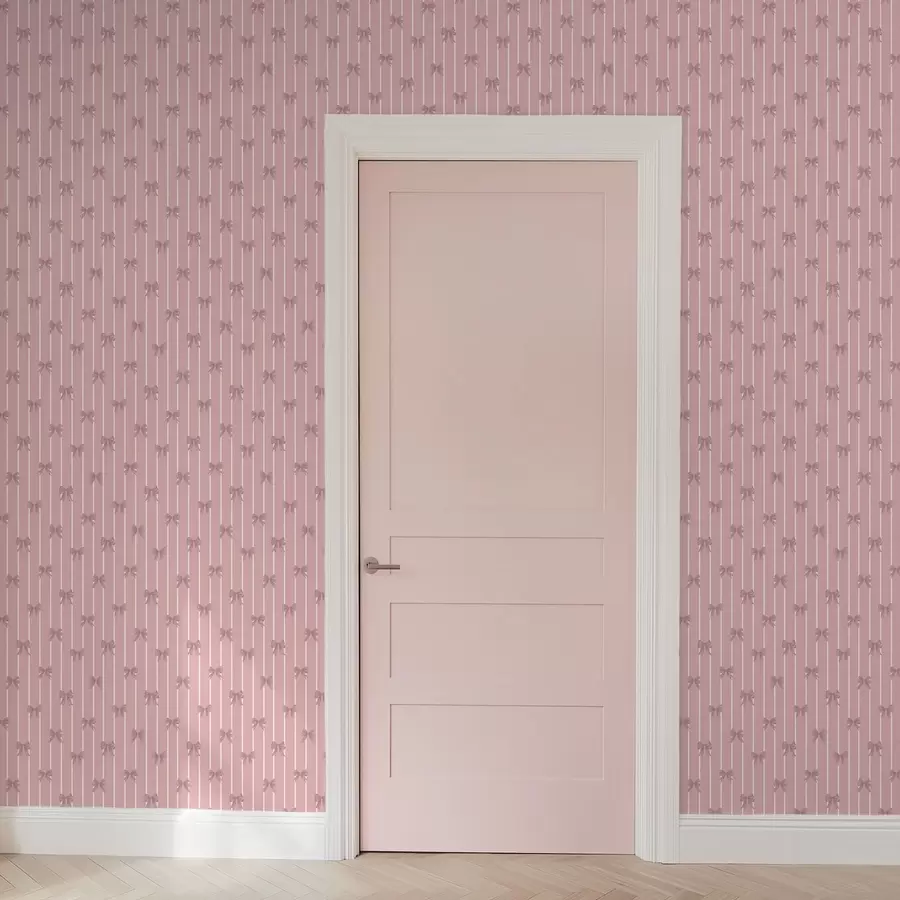 Valokuvatapetti Pienet vaaleanpunaiset rusetit vaaleanpunaisella raidallisella taustalla a01076v1